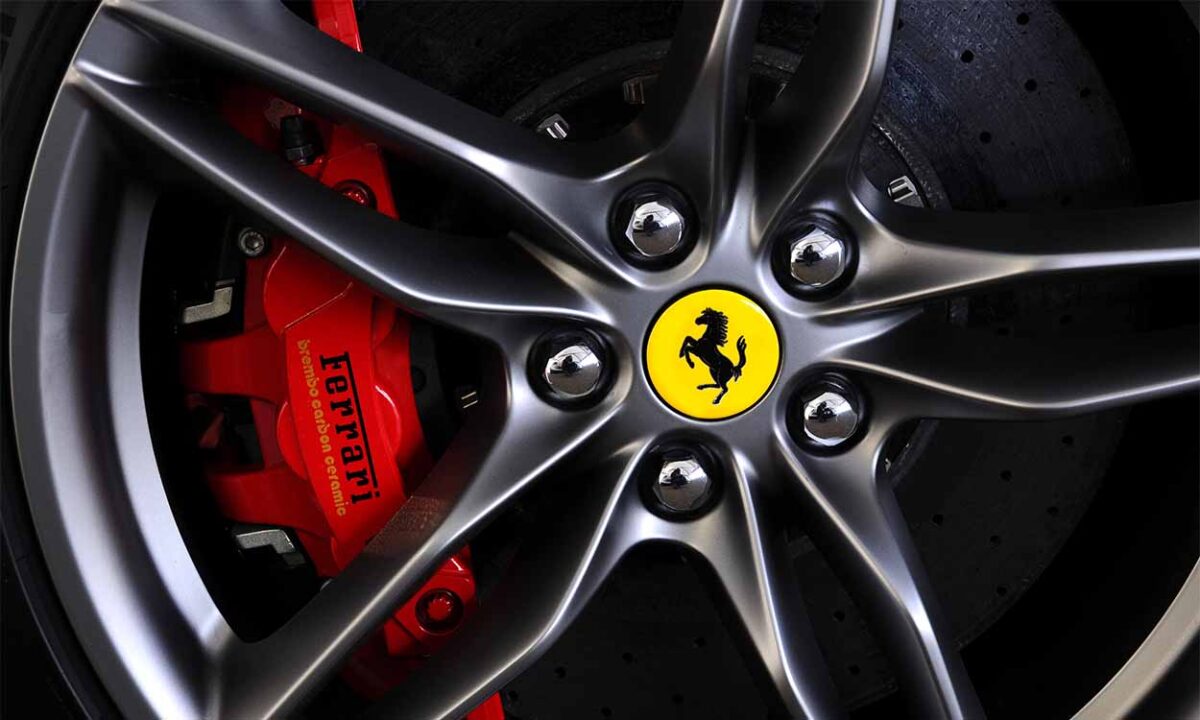 Logo da Ferrari em roda de um modelo esportivo