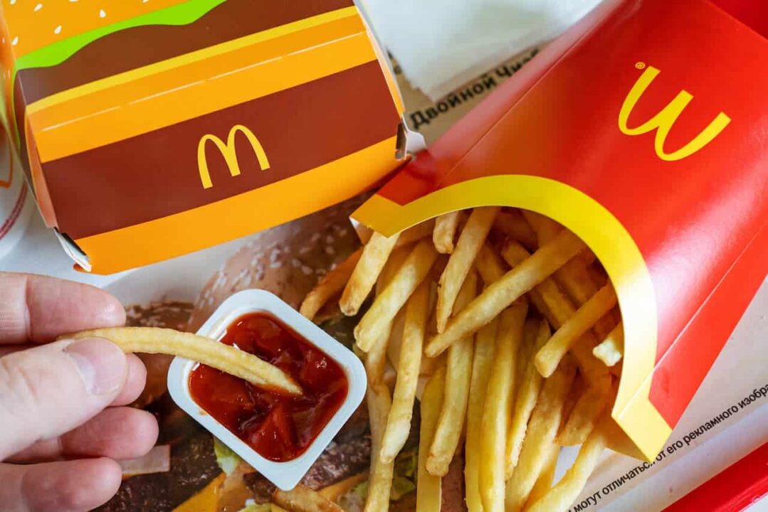 Batata frita do McDonald's ao lado de um lanche e um molho da rede
