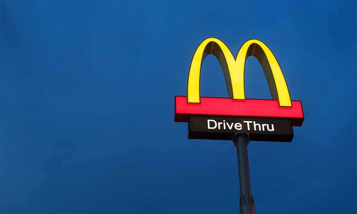 Na imagem, placa do Drive Thru do McDonald's.