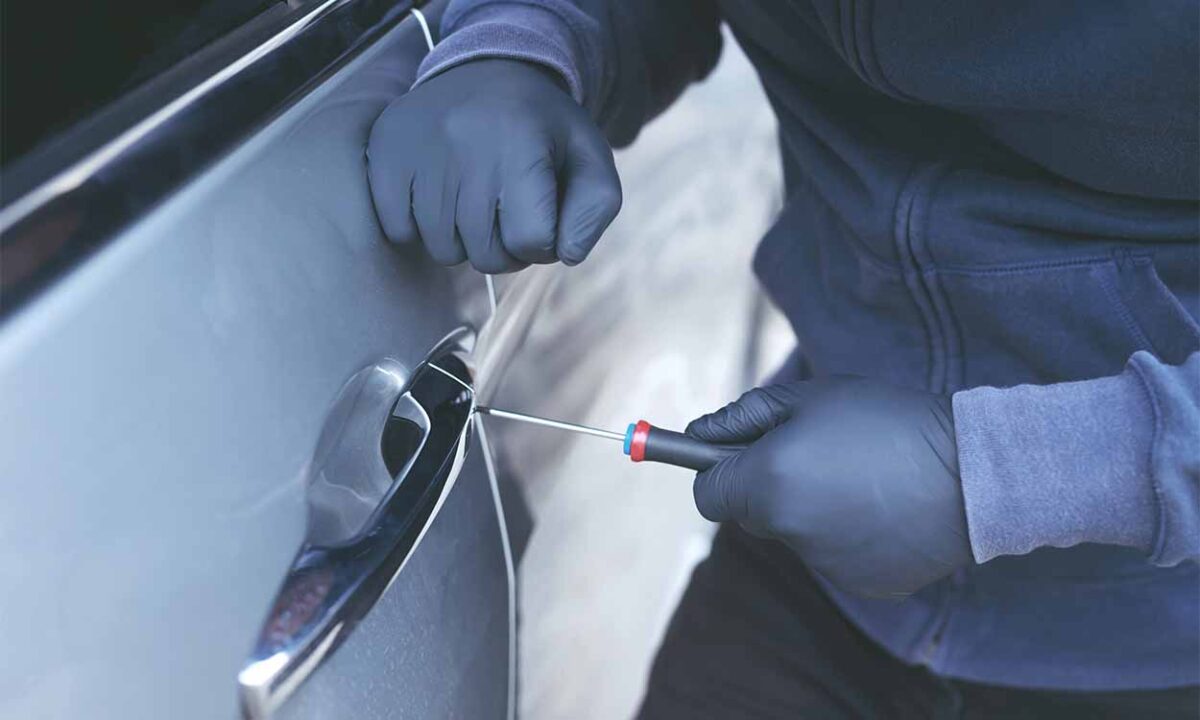 Criminoso utiliza ferramenta para destravar porta de um carro