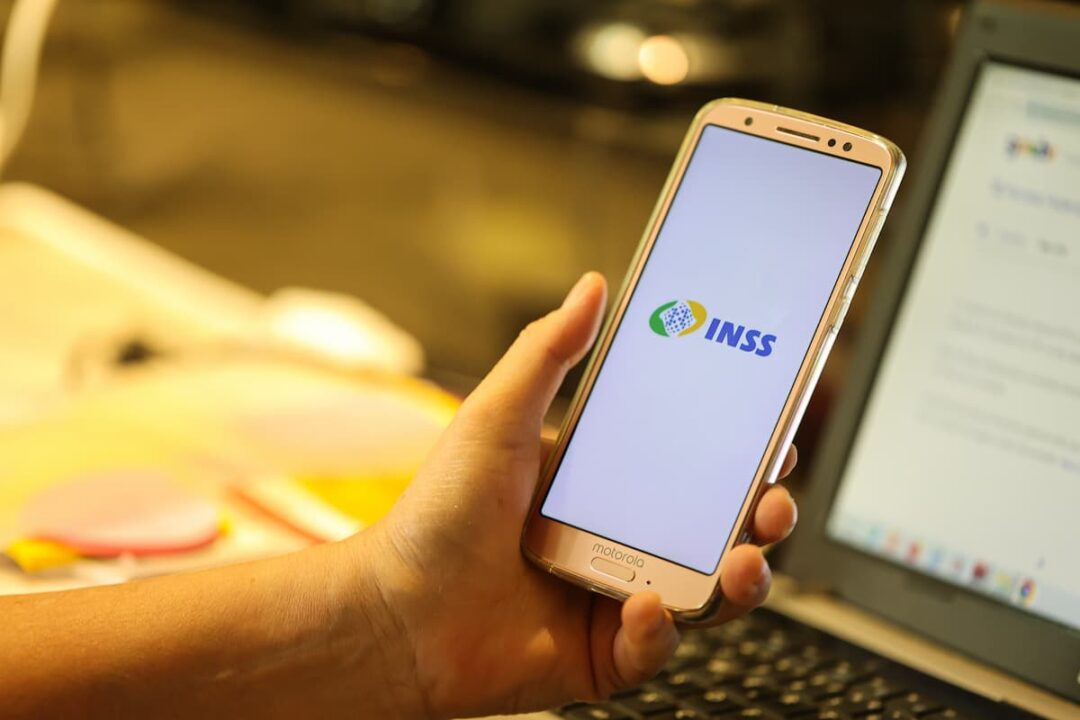 Aplicativo do INSS em celular de usuário
