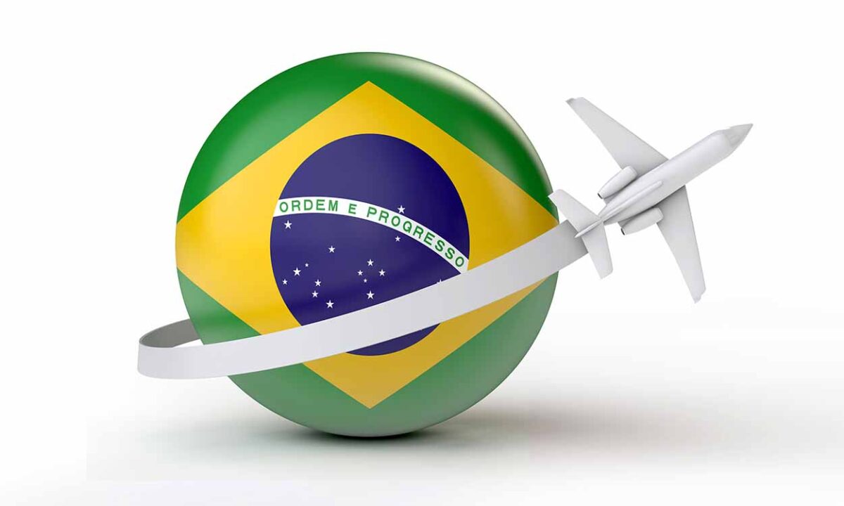 Bola com bandeira do Brasil com avião branco contornando.
