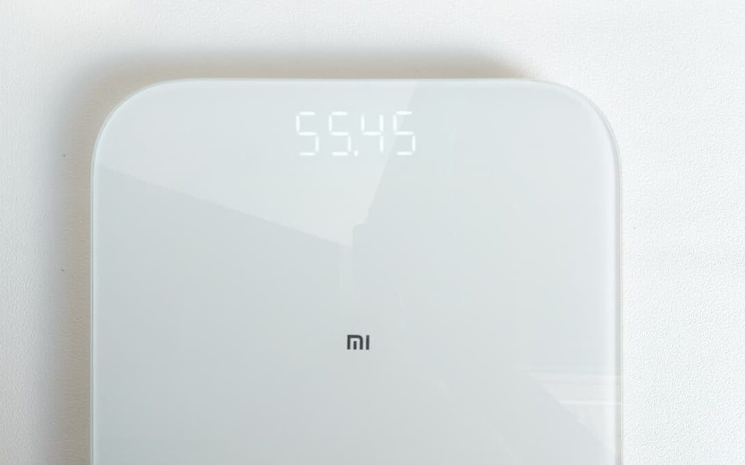 Imagem de uma balança eletrônica da Xiaomi.