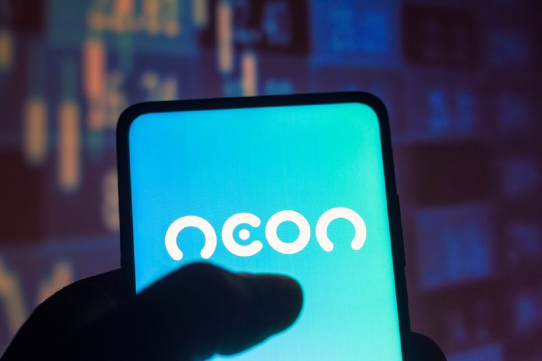 Imagem de uma pessoa mexendo em um celular com a tela na logo do Neon