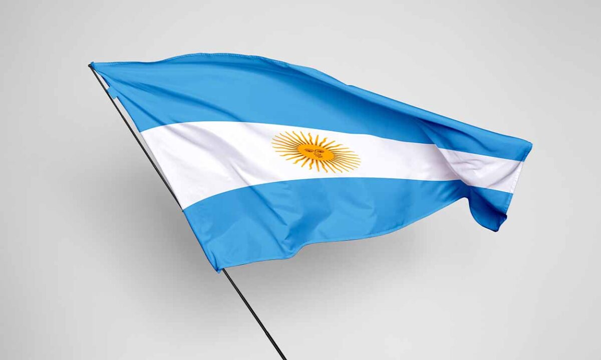 Imagem da bandeira da Argentina hasteada.