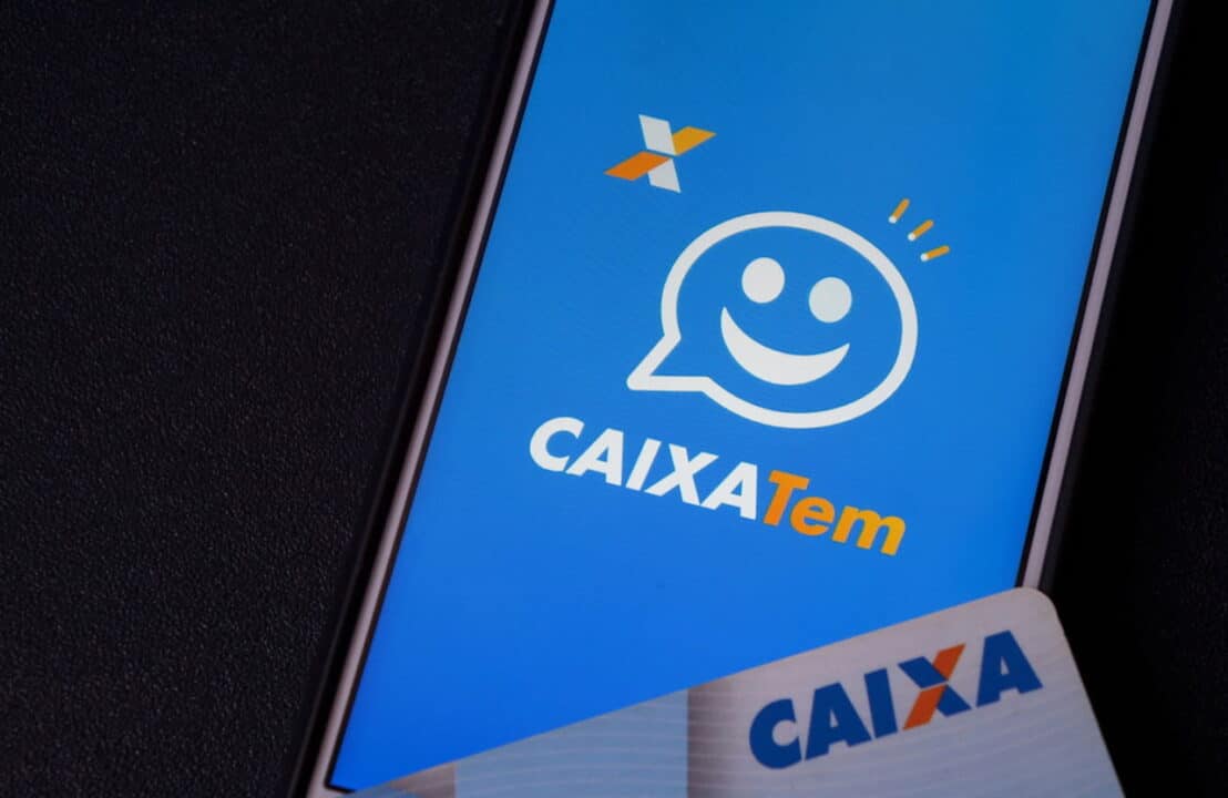 Celular com app Caixa Tem aberto e cartão Caixa