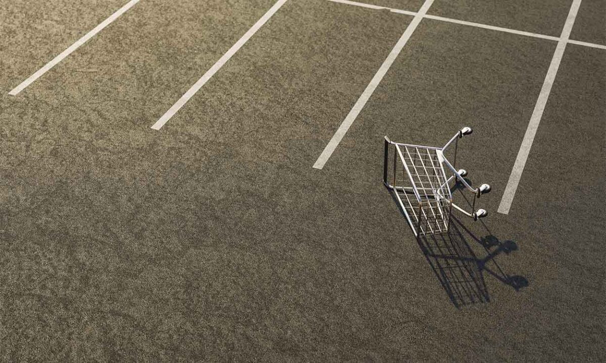 Carrinho de supermercado abandonado em um estacionamento.