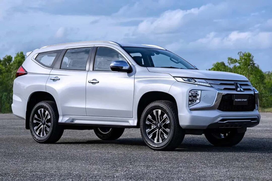Carro na cor prata de modelo Pajero Sport, da Mitsubishi.