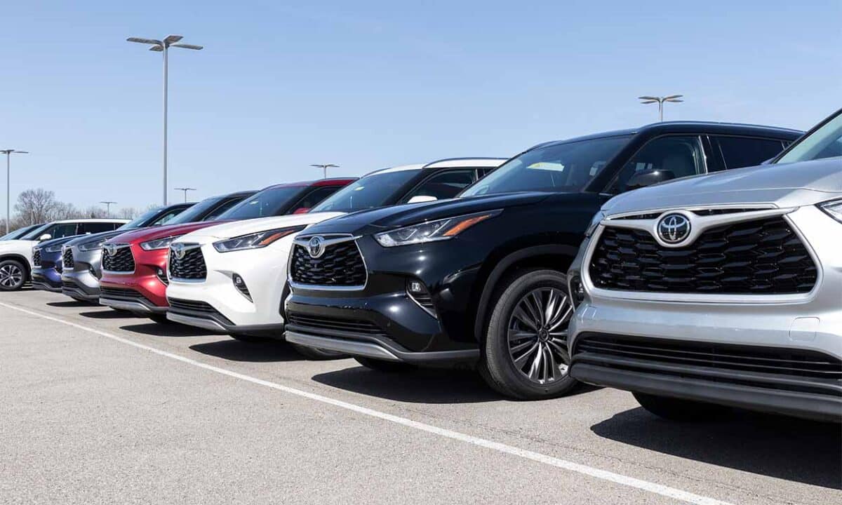 Carros da Toyota enfileirados em estacionamento