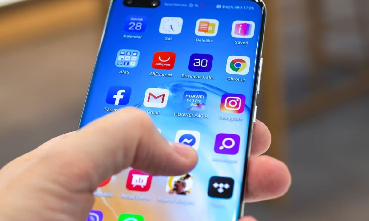 celular com aplicativos do Google e meta na tela redes sociais