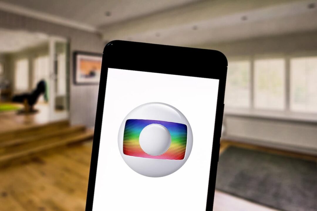 celular com logo da Globo