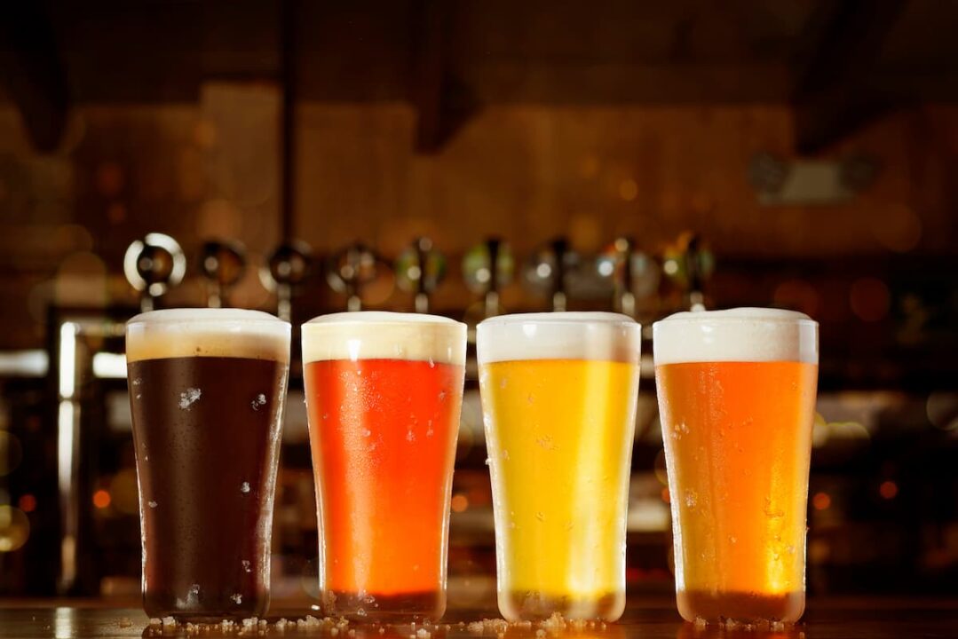 Copos de cerveja artesanal, com diferentes tonalidades de cores