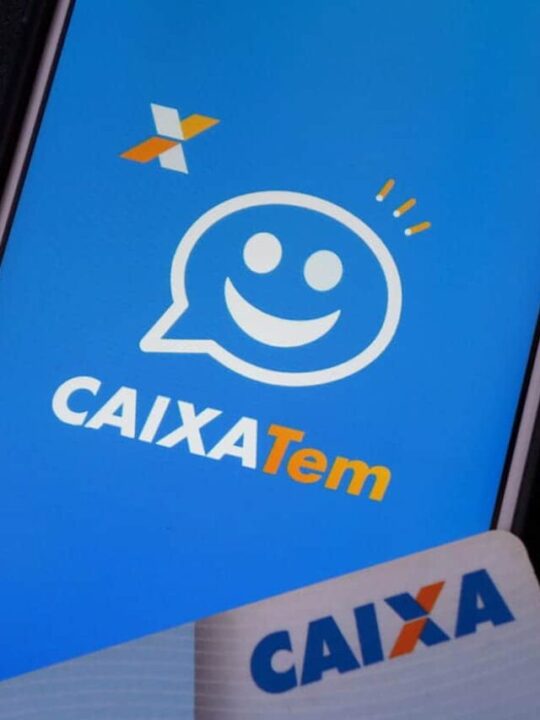 Celular com app Caixa Tem aberto e cartão Caixa