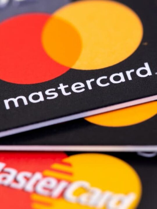 Cartões Mastercard Black empilhados sobre mesa branca