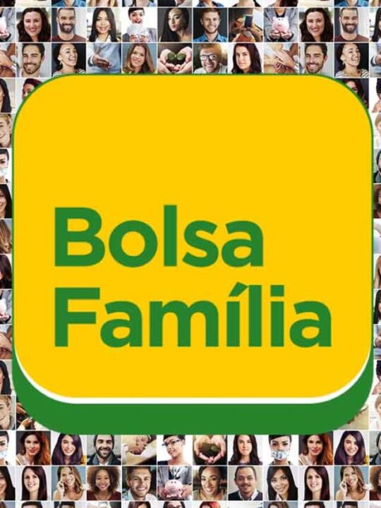 Diversas imagens de pessoas ao fundo formando um mosaico. No centro, o logo do Bolsa Família.
