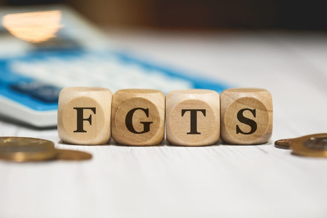 Imagens de cubos formando a palavra FGTS