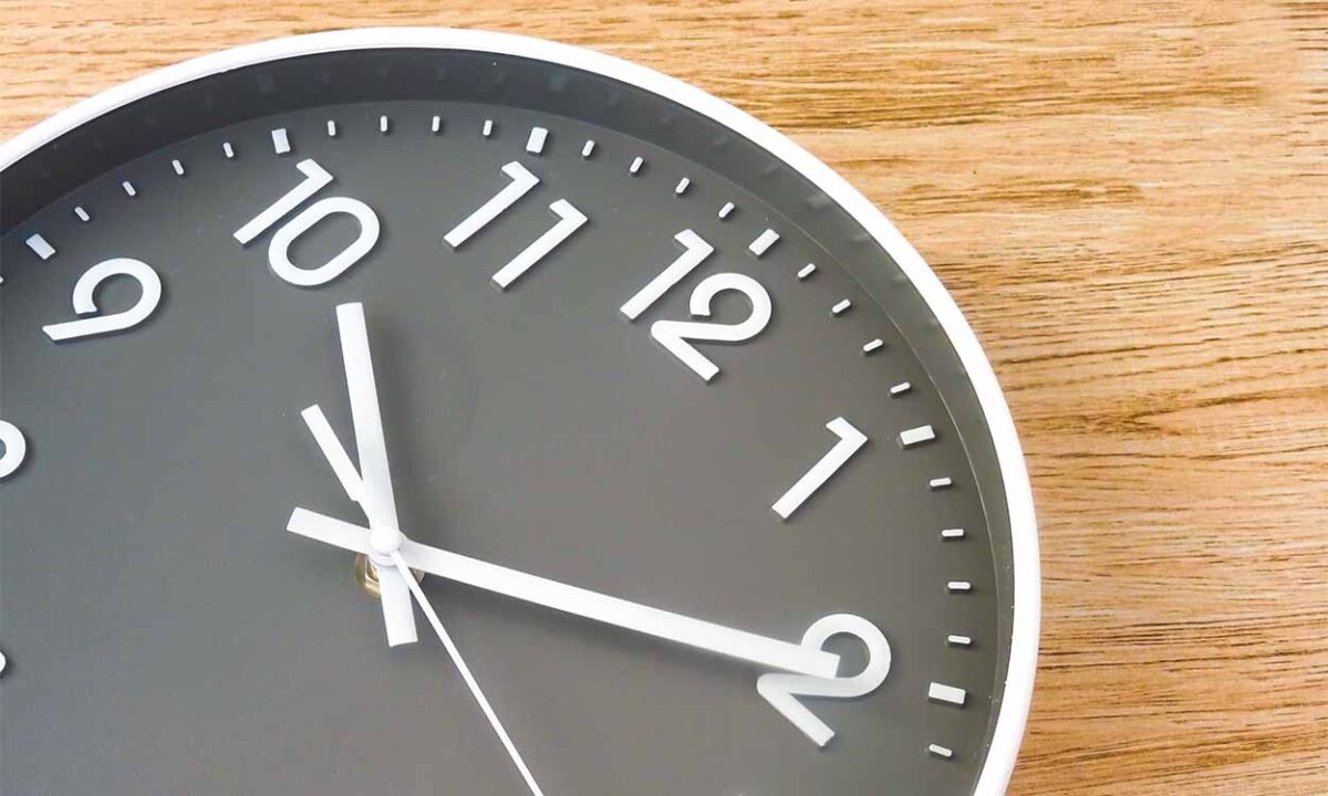 Relógio mostrando 10 horas e 12 minutos