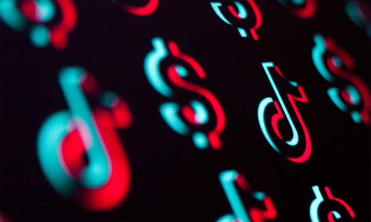 Logo do TikTok ao lado de símbolo de dinheiro