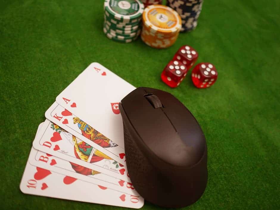 Mouse em cima de cartas de baralho