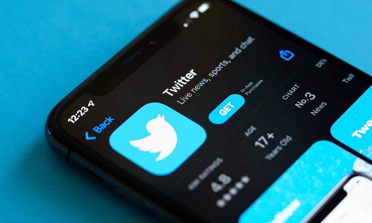 Celular com página de download do Twitter aberta