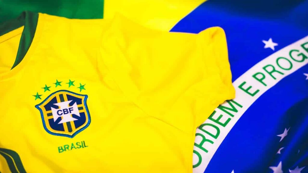 camisa da seleção brasileira em cima da bandeira do Brasil