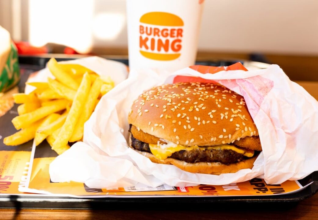 Imagem de um lanche de carne, batatas fritas e refrigerante do burger king