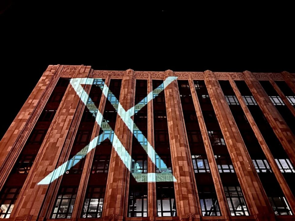 O novo logo X do Twitter, em frente à sede da empresa.