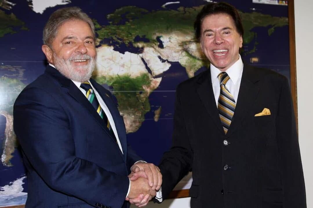 Lula e Silvio Santos posam para uma foto enquanto apertam as mãos