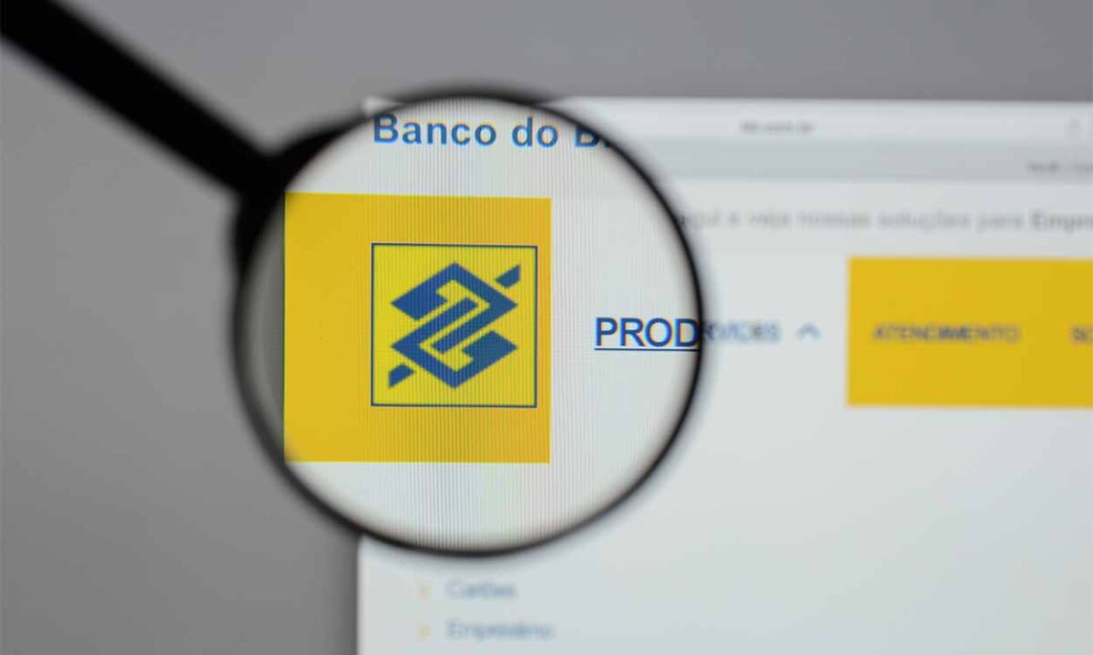 lupa mostrando logo do Banco do Brasil em tela de computador BB