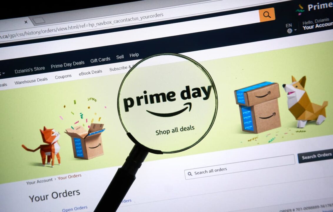lupa observando tela de computador com logo do Prime Day