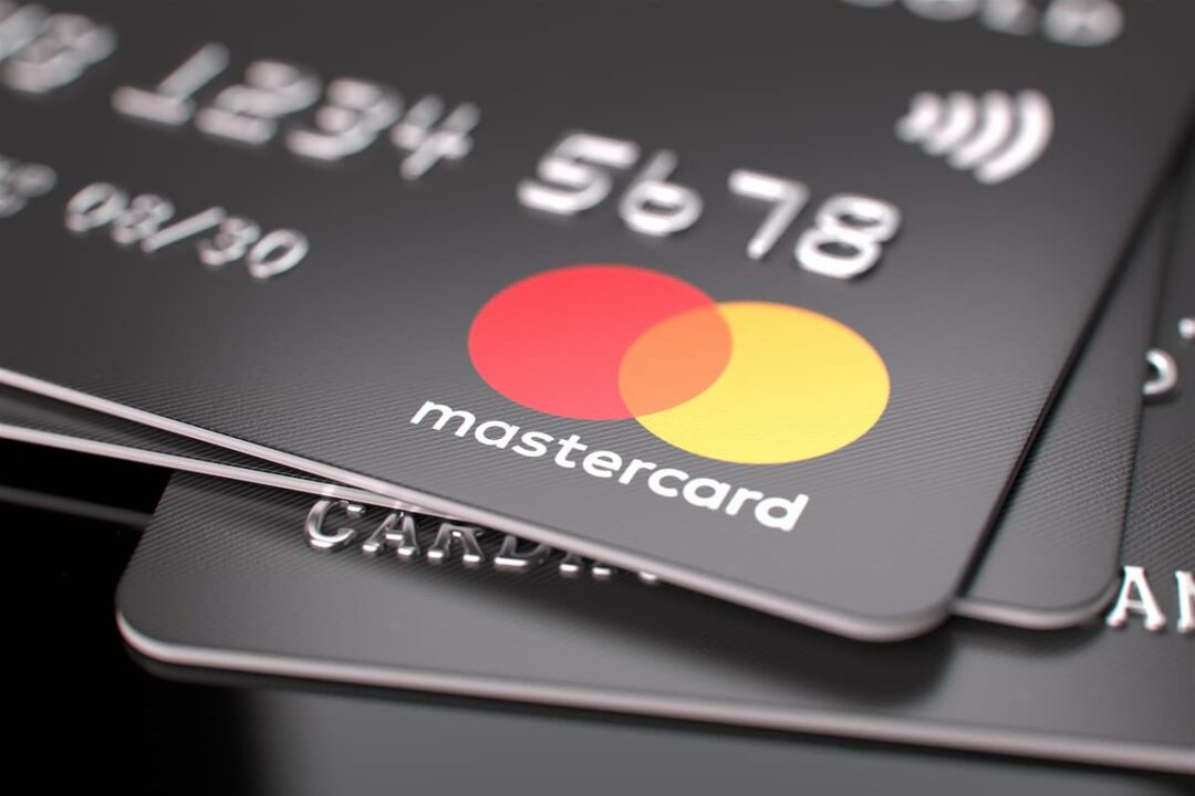 Cartões Mastercard empilhados em mesa