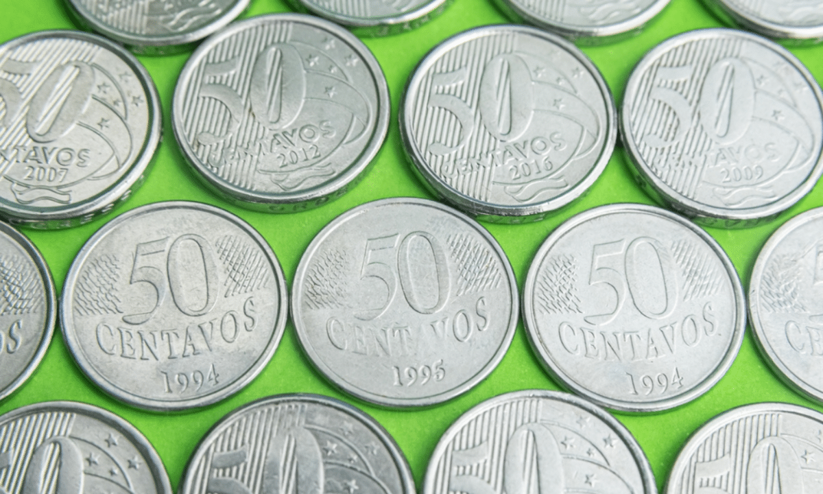 moedas de 50 centavos uma do lado da outra em fundo verde