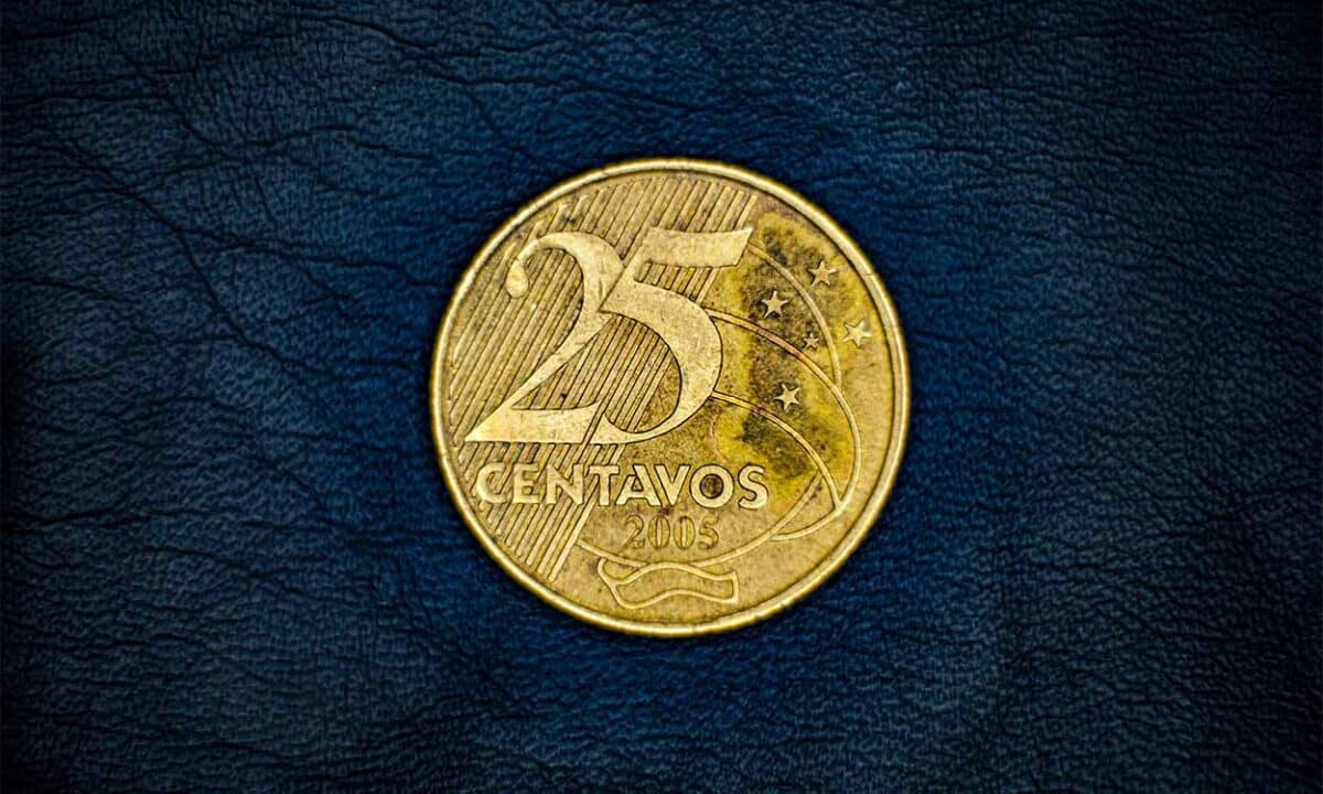 uma moeda de 25 centavos em fundo escuro