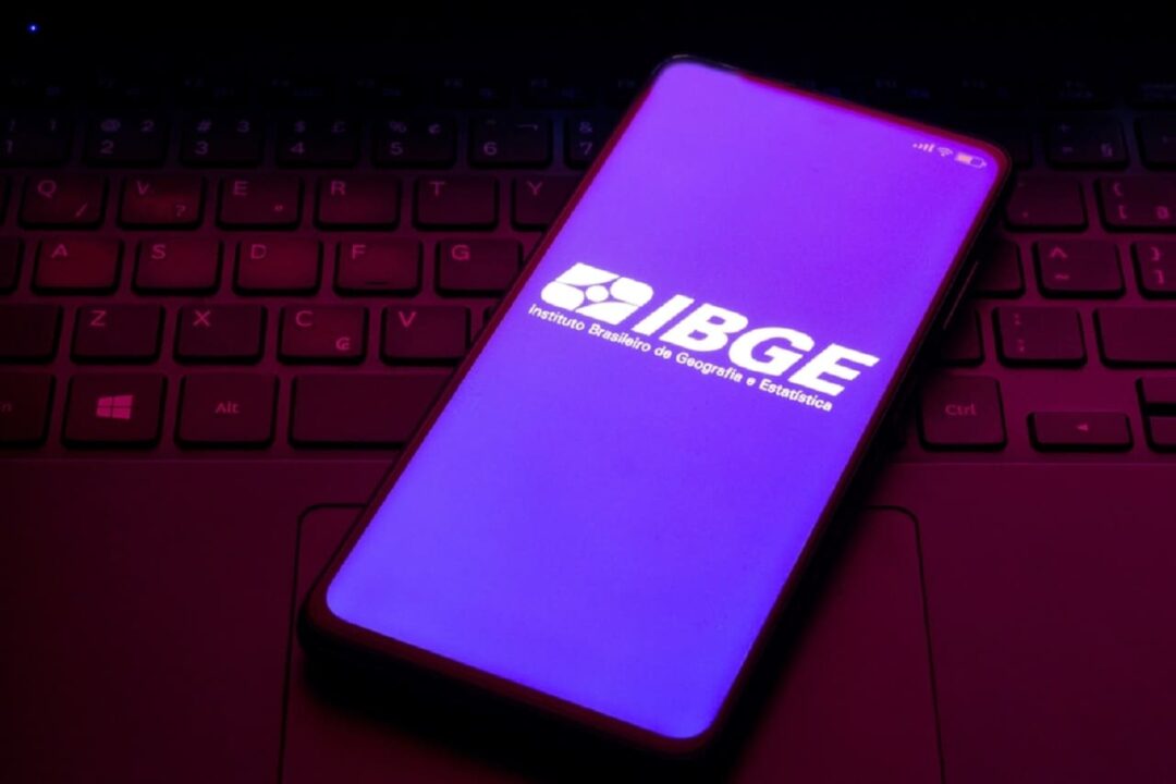 Imagem de um celular com a tela na logo do IBGE
