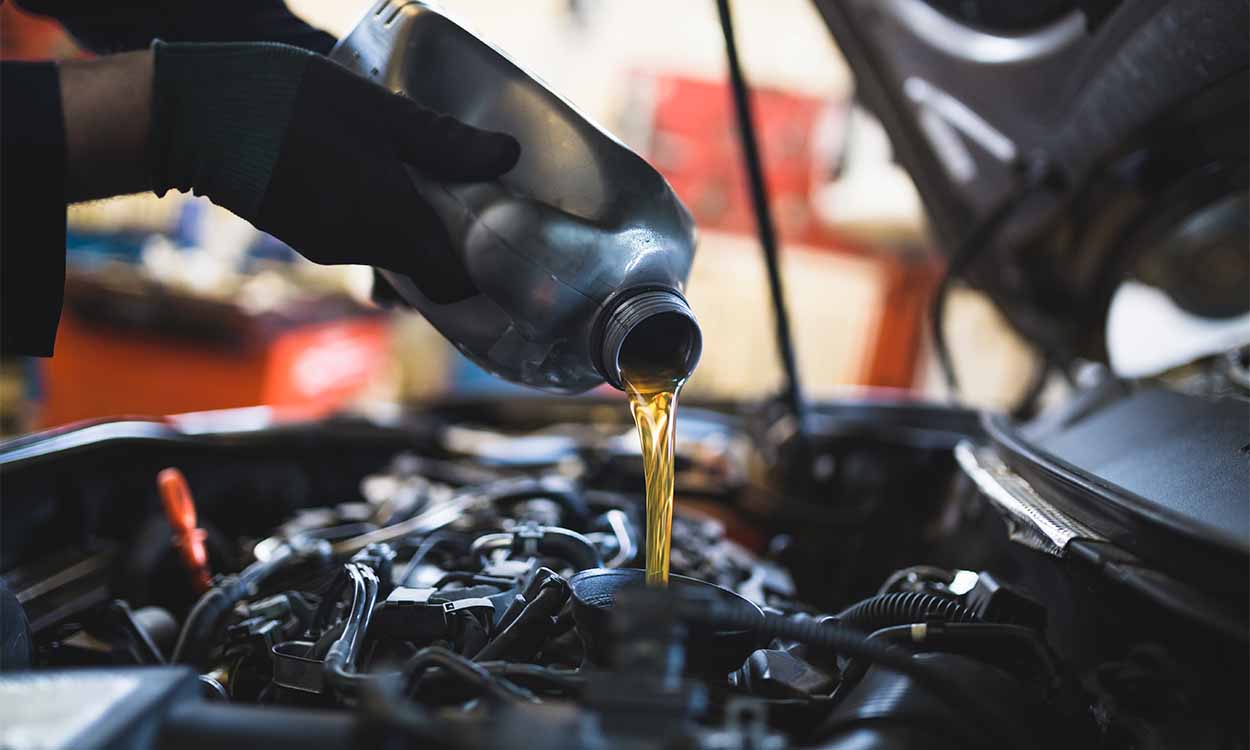 Conheça as verdades sobre o óleo do carro que podem salvar seu motor