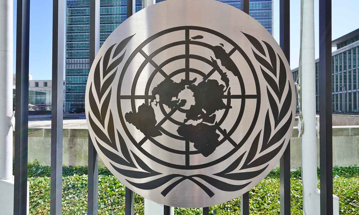 Portão de metal com símbolo da ONU lula