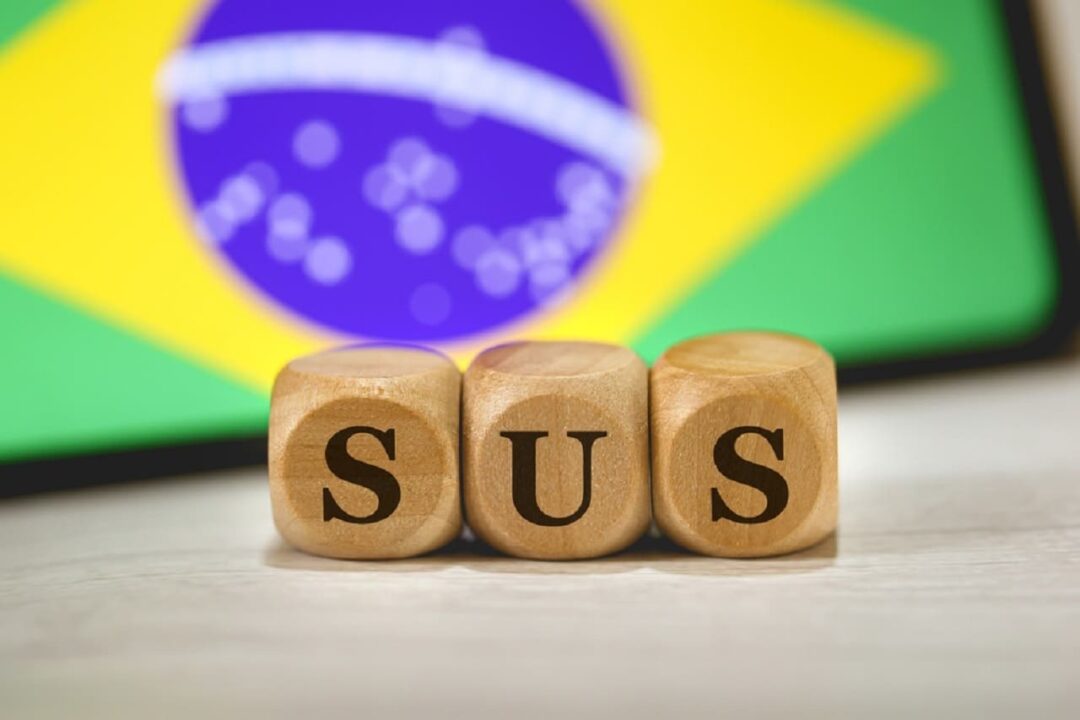 Imagens de cubos formando a palavra SUS