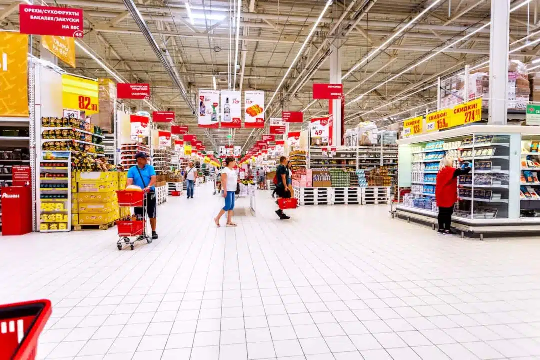 interior de um supermercado com piso branco