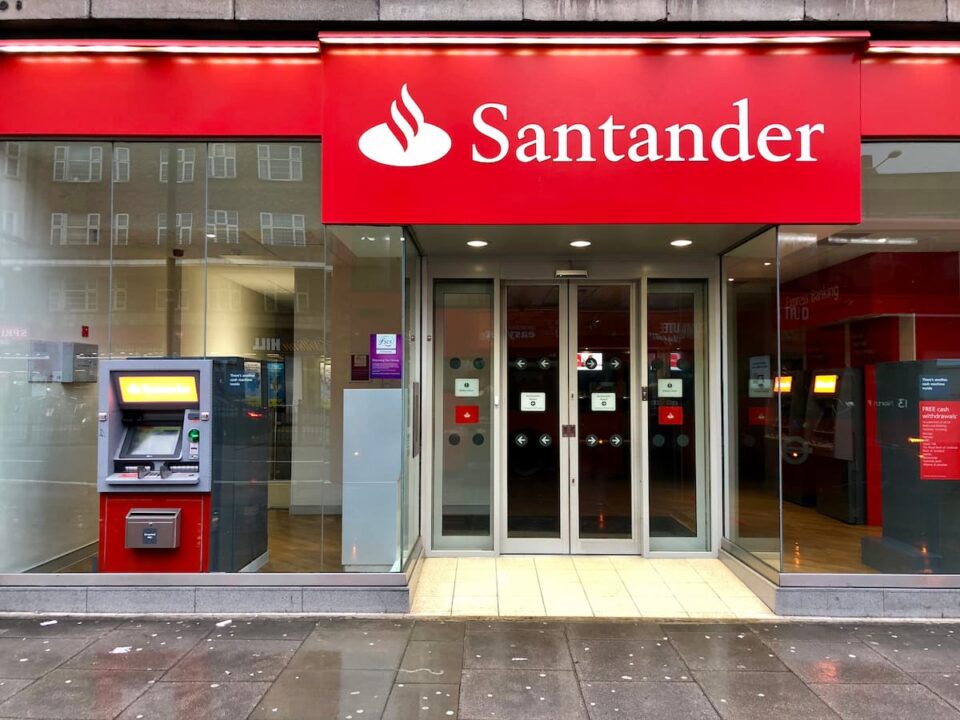 Fachada de unidade do Santander em funcionamento