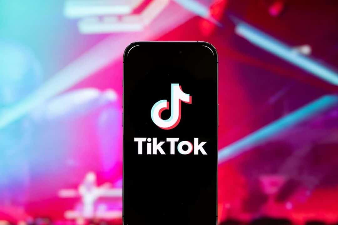 Celular exibindo logo do aplicativo TikTok na tela