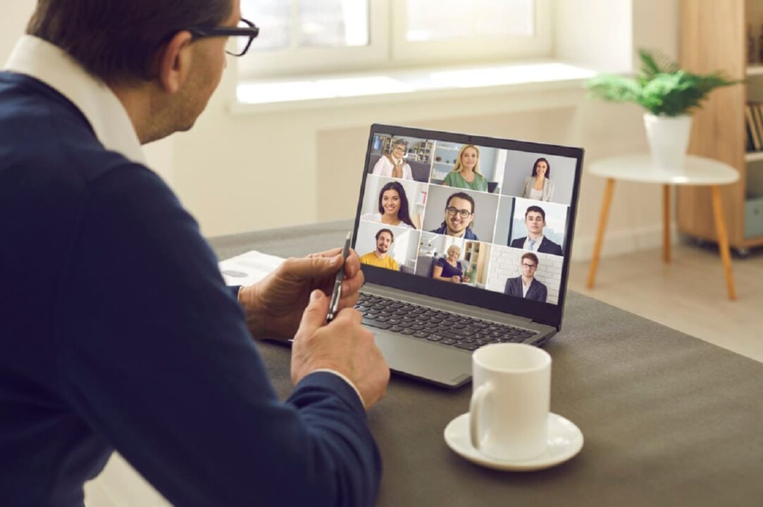 Imagem de uma pessoa tendo uma reunião online