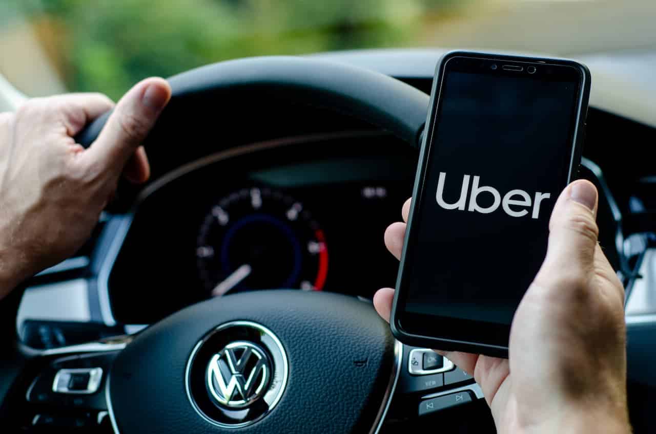 Motoristas de 99 e Uber devem receber no mínimo R$ 1.320, segundo Ministério do Trabalho