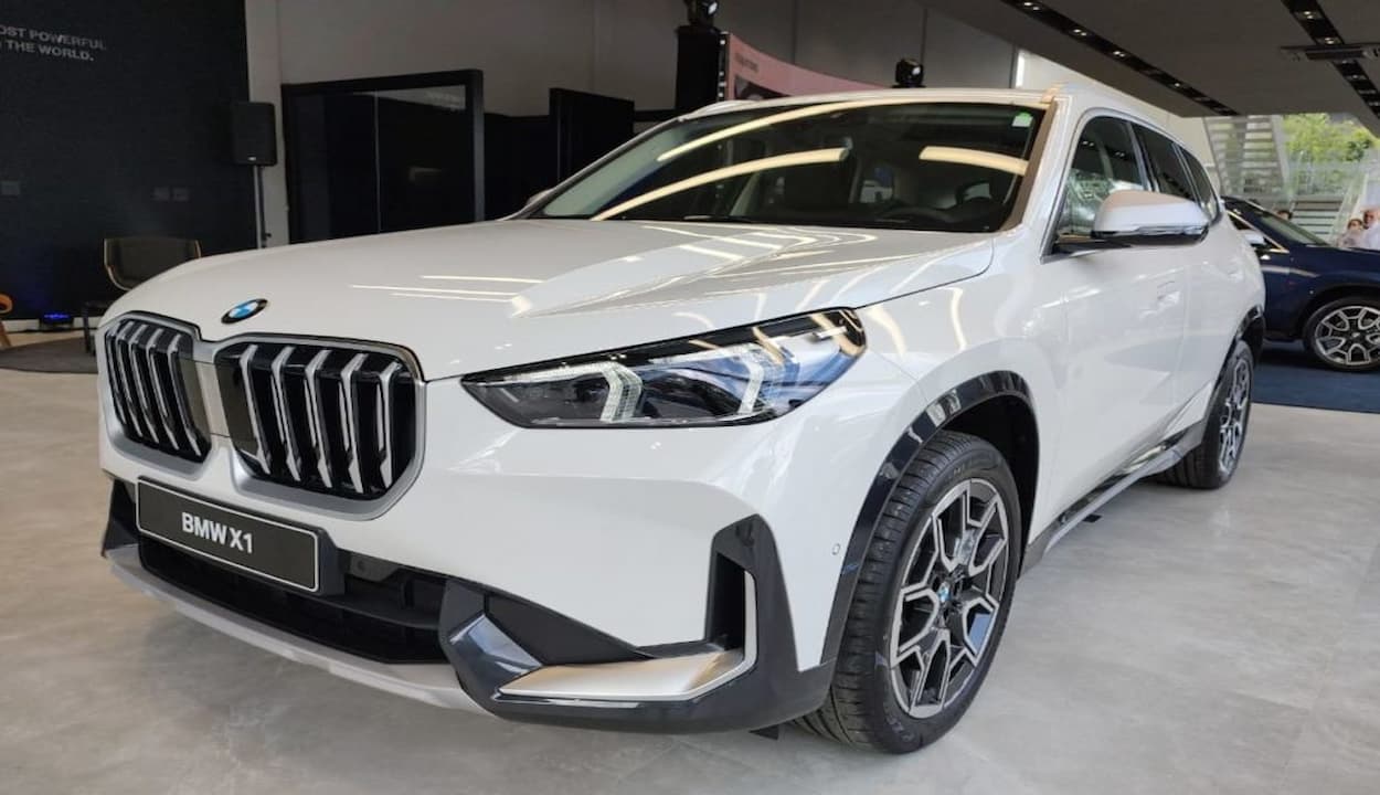 SUV BMW X1 parado em garagem