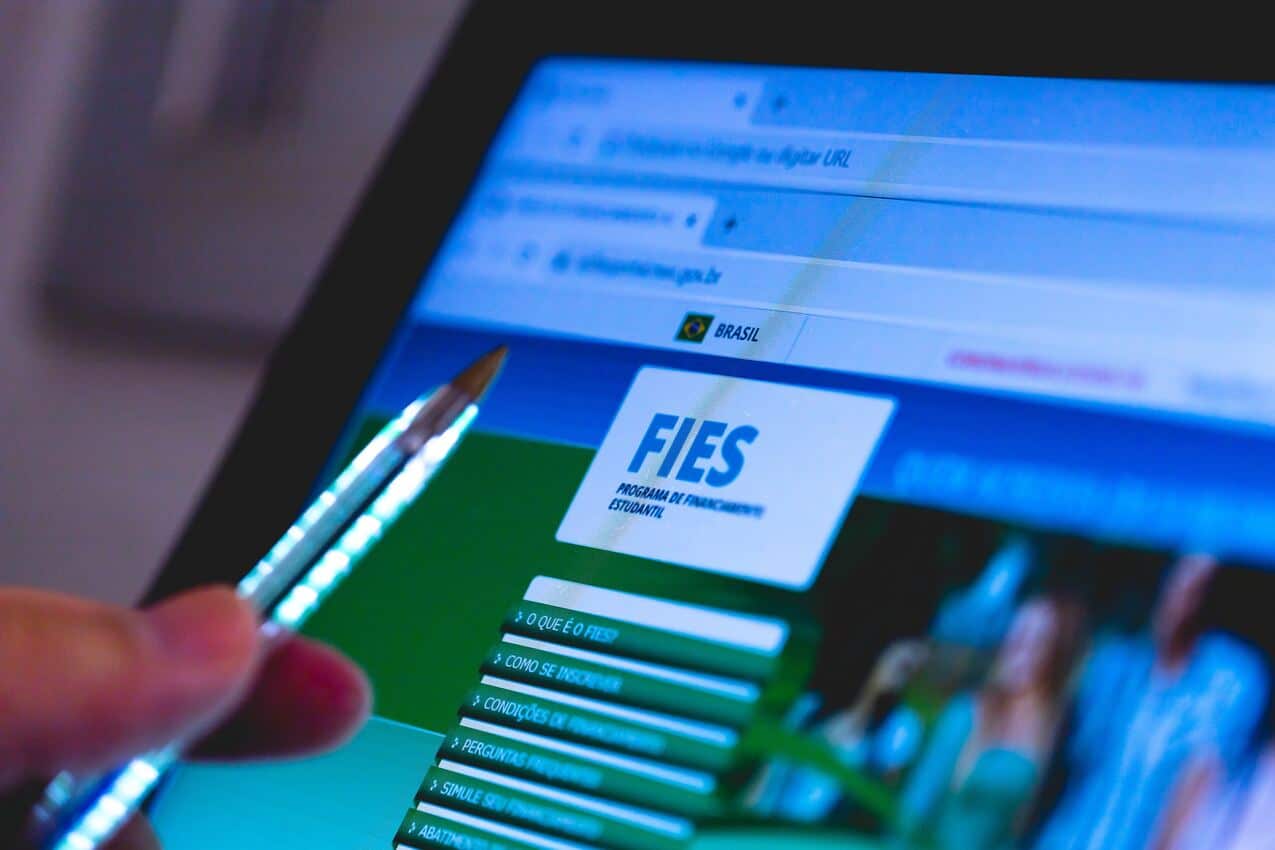 Na imagem, computador com a página do FIES aberta na tela.