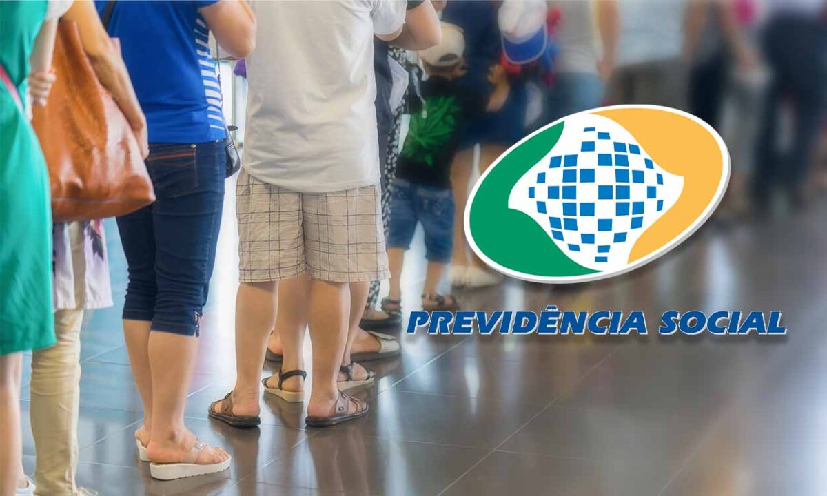 logo da Previdência Social no lado direito, ao fundo tem um processo de diminuir a fila do INSS, que está desfocada a partir da metade, quando é coberta pelo logo