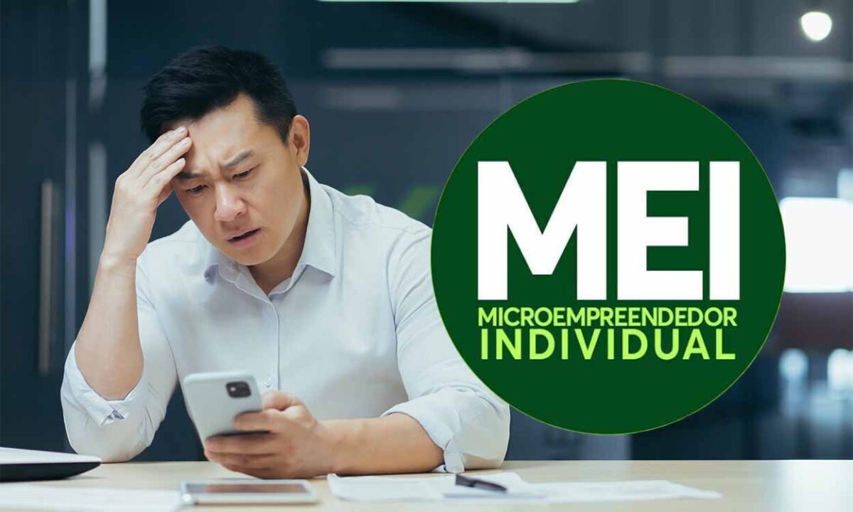 Homem sentado em uma mesa e olhando para o celular, com expressão de choque. Ao lado dele está escrito: "MEI - Microempreendedor Individual".