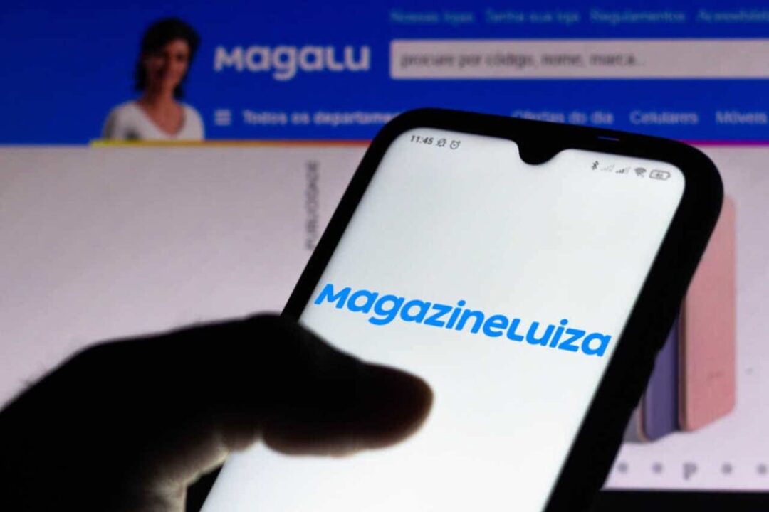 Monitor acessando site da Magalu e tela de smartphone exibindo logo do Magazine Luiza.