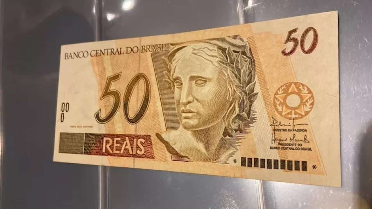 Nota de cinquenta reais com código de barras