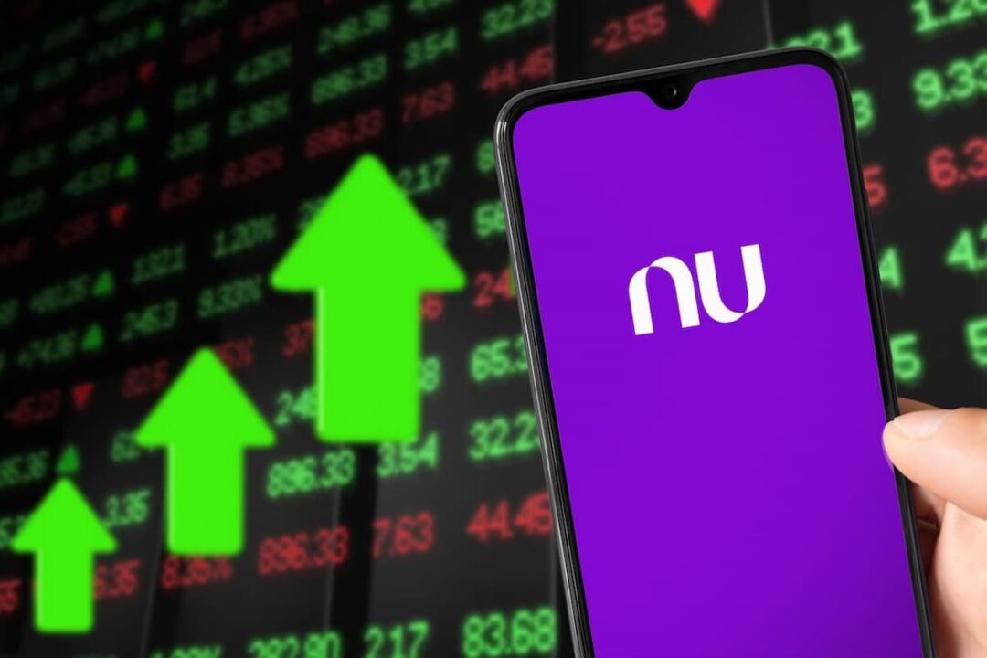 Nubank e painel verde com setas subindo