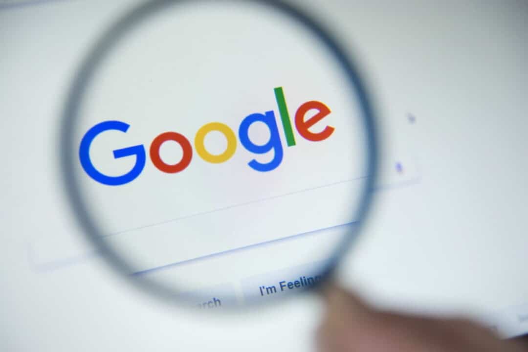 Lupa evidenciando buscador do Google